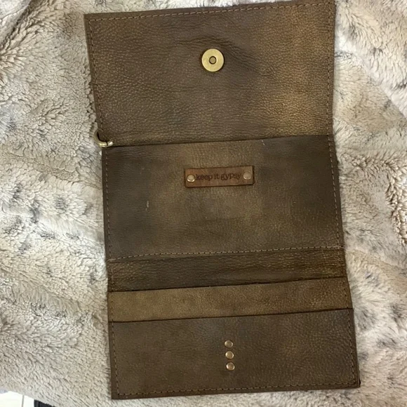 LV KEEP IT GYPSY DISTRESSED‎ Embossed  LEATHER COWHIDE  PRINT CLUTCH NWT - Picture 5 of 8